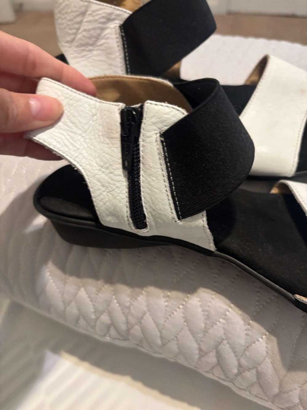Women's Gucci White and Black Comfort Sandals - Picture 6 of 6